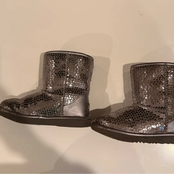 UGG Girls Classic Gel Hearts Boots size 12 Sleek Silver - Picture 9 of 12